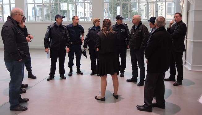 Kantonspolizei und Stadtpolizei erkunden den Ort des Auftritts des türkischen Ministerpräsidenten. -RR-