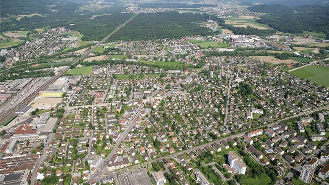 So präsentierte sich die Gemeinde Buchs, bevor die Arbeiten im Aarauer Entwicklungsgebiet Torfeld (links) einsetzten.