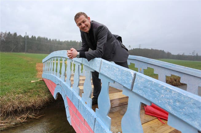 Gemeindepräsident Georg Lindemann auf der neuen Brücke.