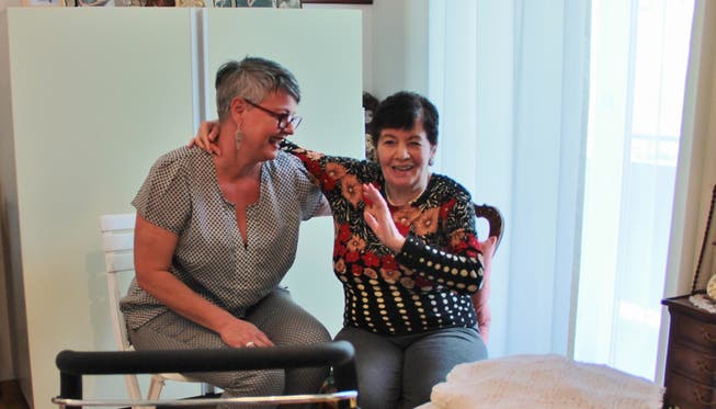 Die Wohnungsleiterin, Monika La Roche, und die Italienerin Maria Molinari unterhalten sich auf Italienisch und pflegen einen familiären Umgang.