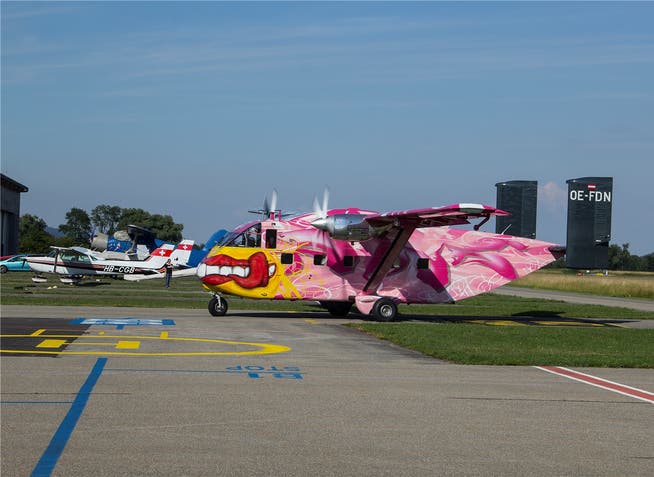 Der pink angemalte Flieger mit Heckrampe kann bis zu 24 Fallschirmspringer mitnehmen und ist rund 10 Dezibel leiser als die PAC. Ernest Oggier
