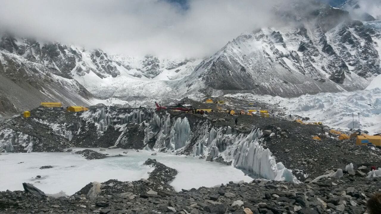 Ein Rettungshelikopter fliegt Bergsteiger aus höheren Camps am Mount Everest in Sicherheit_1