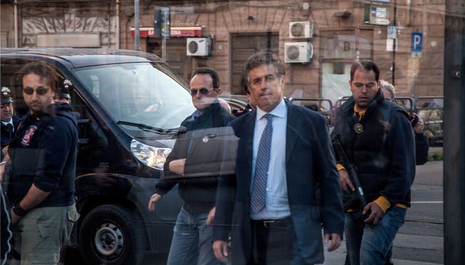 Er ist hoch gefährdet: Palermos Staatsanwalt Nino di Matteo mit Leibwächtern in Palermo (Archiv).