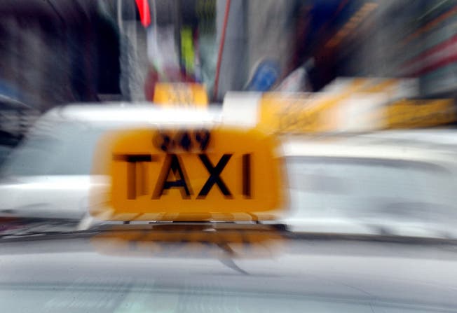 Enkeltrickbetrüger versuchen mit eingesetzten Taxis bei älteren Personen an Bargeld zu gelangen.
