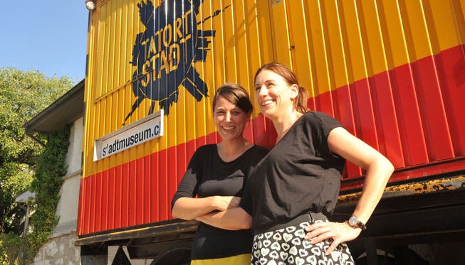 Edith Werffeli (links) und Carole Kambli vor dem «Tatort-Stadt-Mobil»