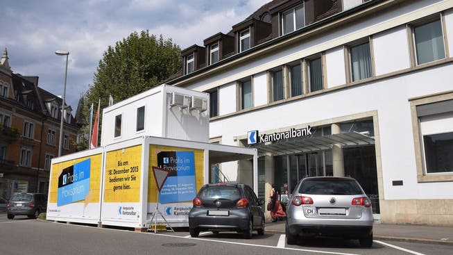 Der Regionalsitz der Aargauischen Kantonalbank in Brugg wird umgebaut. Die Kunden werden im Container ausserhalb der Bank empfangen.