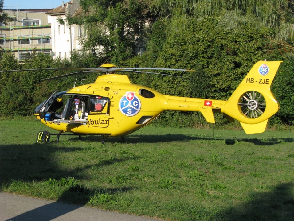 Aufgrund der schweren Beinverletzungen der Rollerfahrerin wurde ein TCS-Rettungshelikopter aufgeboten