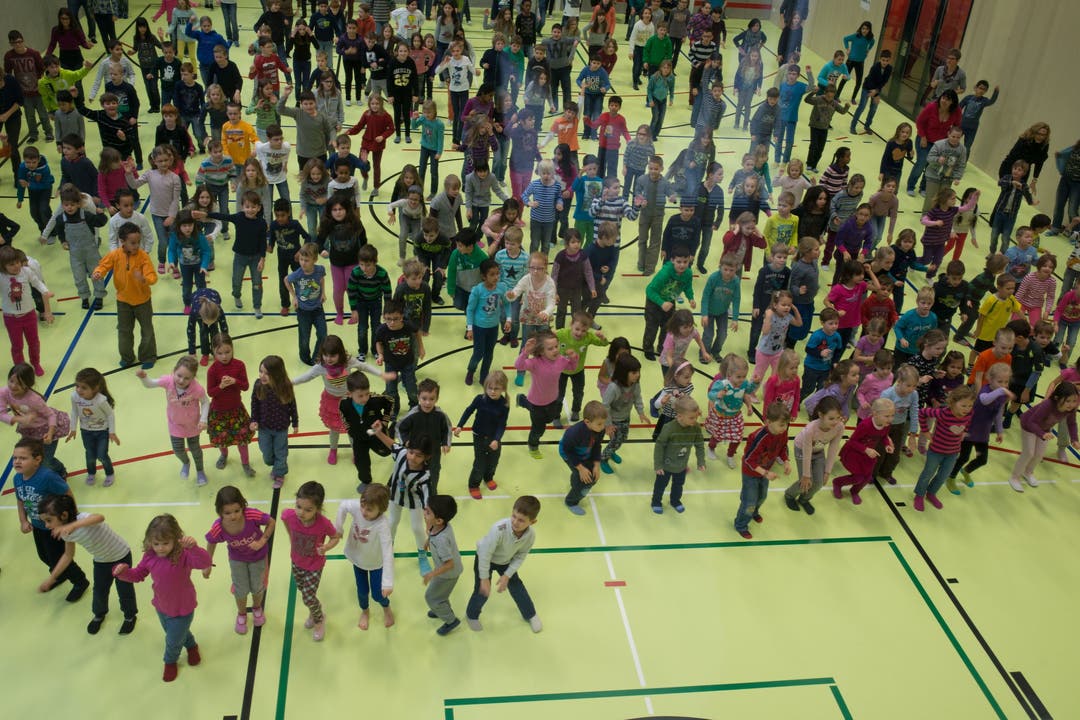 Die 310 Kinder weihen Turnhalle mit Flashmob ein