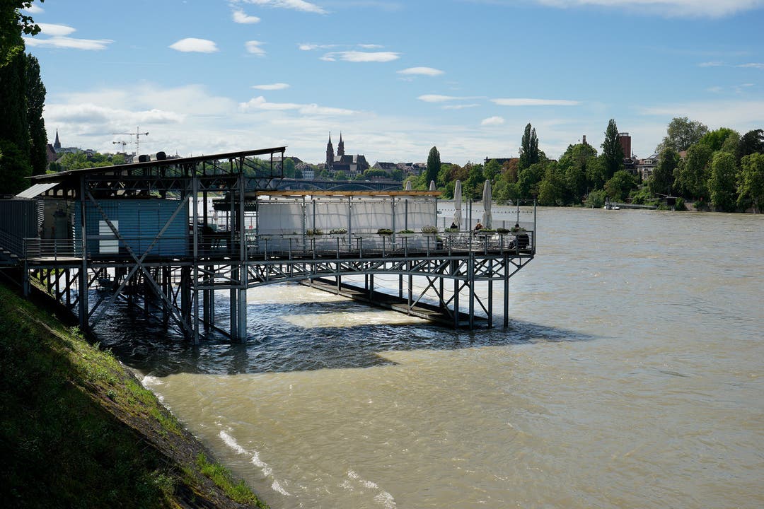 Der Rhein beim Badhüsli Breite hat den unteren Spazierweg bereits überspült und die unteren Holzstege des Badhüslis sind nur noch knapp oberhalb der Wasserlinie.