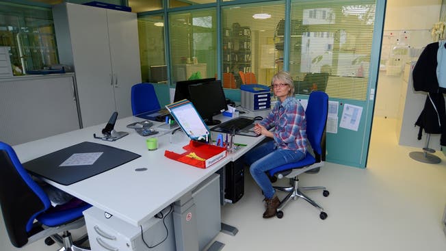 Spitex-Mitarbeiterin Doris Wegmüller an ihrem neuen Arbeitsplatz im Altersheim Tharad.