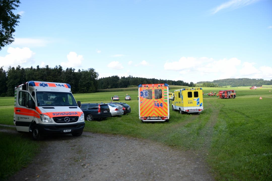 Ambulanzen vor Ort. Sechs Menschen wurden insgesamt schwer verletzt.