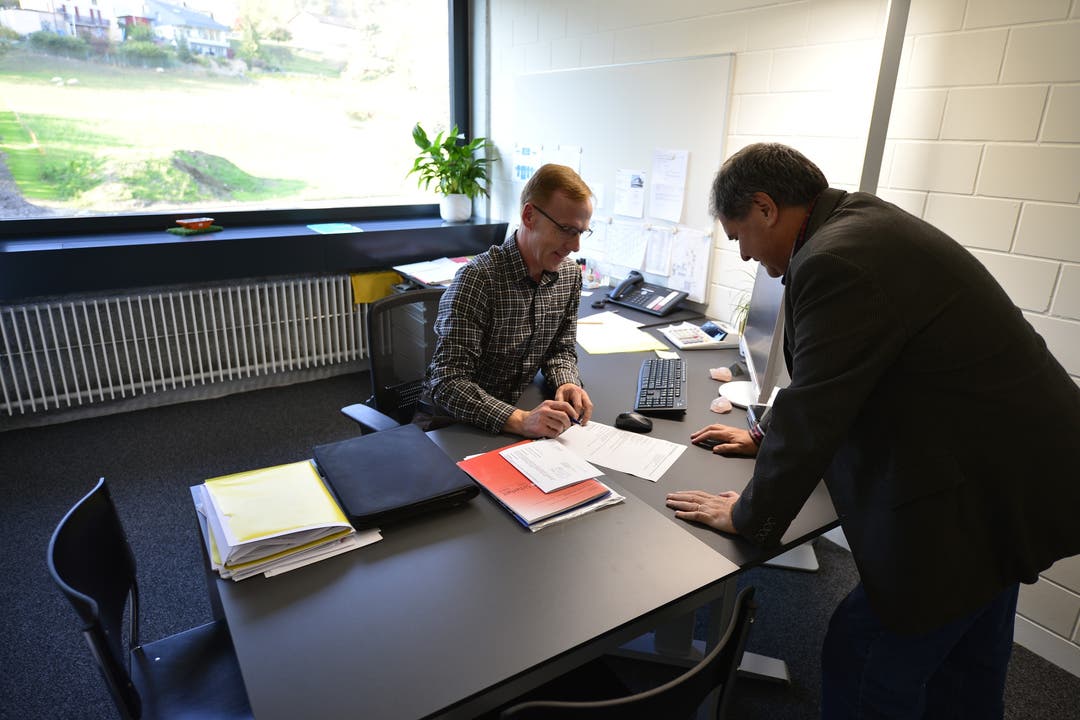 Marcel Probst, Leiter Finanzen, in seinem neuem Büro mit Charly Diethelm