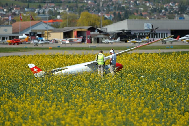 Ein Segelflugzeug landete unfreiwillig im Rapsfeld.