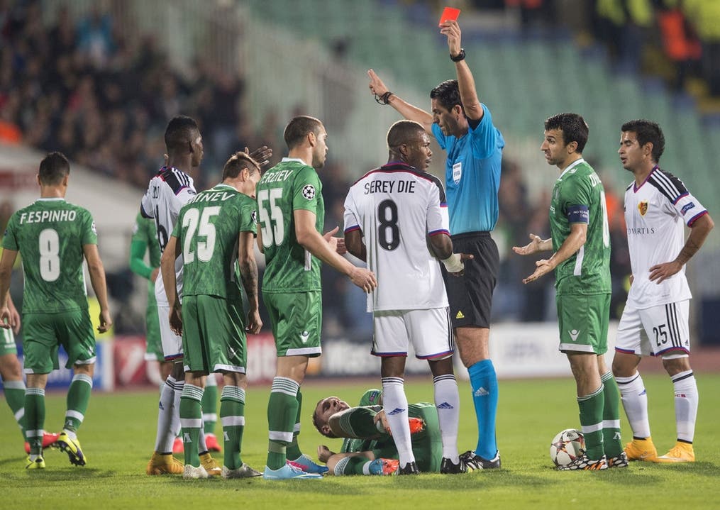 Rasgrad - FCB 1:0: Schiedsrichter Deniz Aytekin zeigt FCB-Vorzeigekämpfer Geoffroy Serey Die die rote Karte.