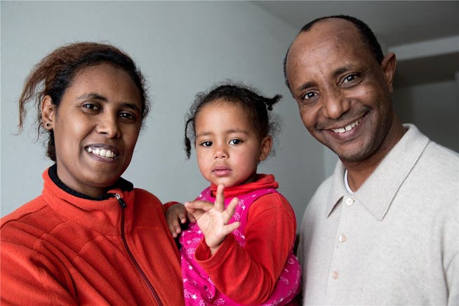 Müssen abwarten: Emebet Gebeyehu und Girum Ketsela sowie ihre zweijährige Tochter Meklit. Thomas Ulrich