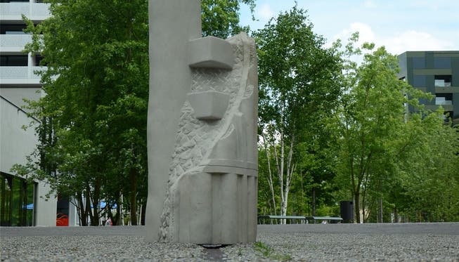Der «Schaufeltrockner» von Bildhauer Peter Bernhard steht im Rietpark inmitten eines asphaltierten Ovals.Fni