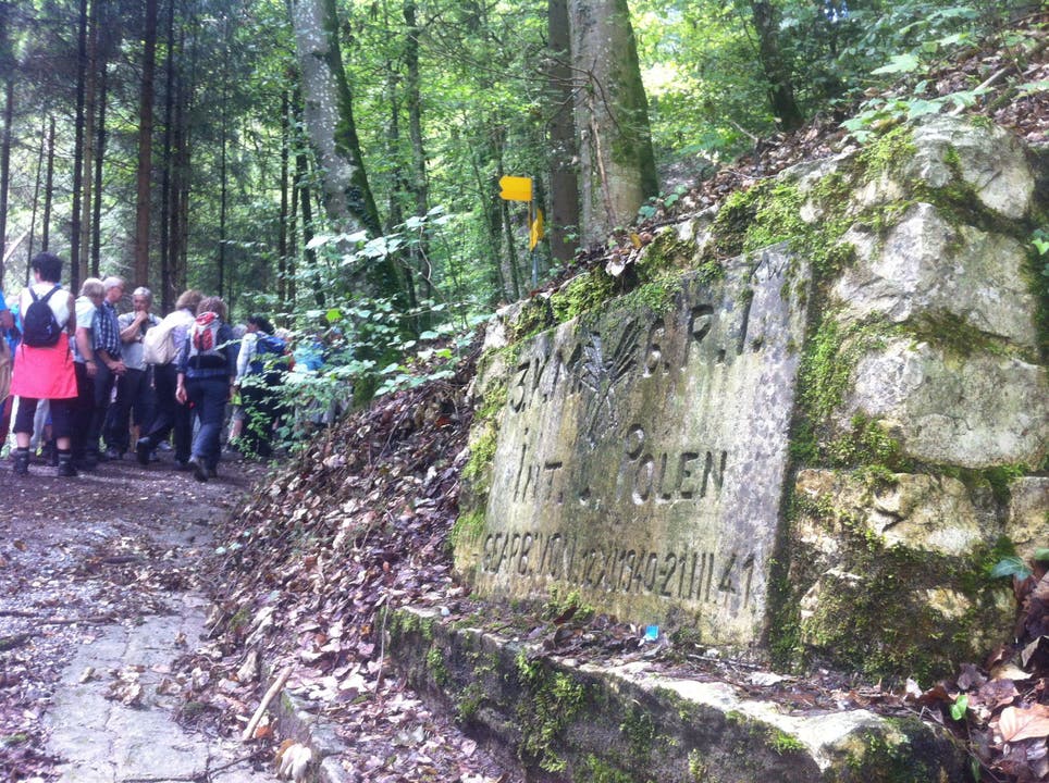 Einer der beiden Limmattaler Polenwege: Heute erinnert eine Steinplatte an die Erbauer des Weges zum Egelsee.
