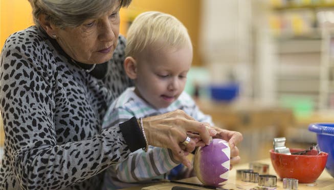 100 Millionen Stunden Betreuungsarbeit: Grossmutter hilft Enkel beim Schnitzen eines Räbeliechtlis. Gaëtan Bally / Keystone