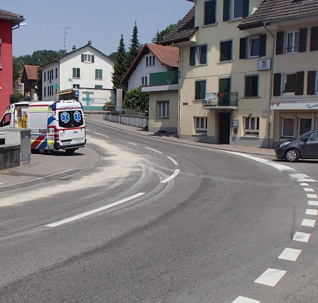 Auf der Bahnhofstrasse in Mellingen sind zwei Töfffahrer wegen einer Ölspur gestürzt.