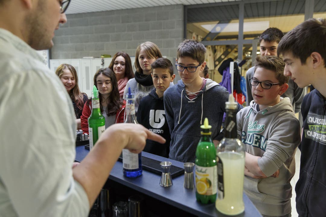 Die Schüler lernen, wie man leckere nichtalkoholische Cocktails mixt