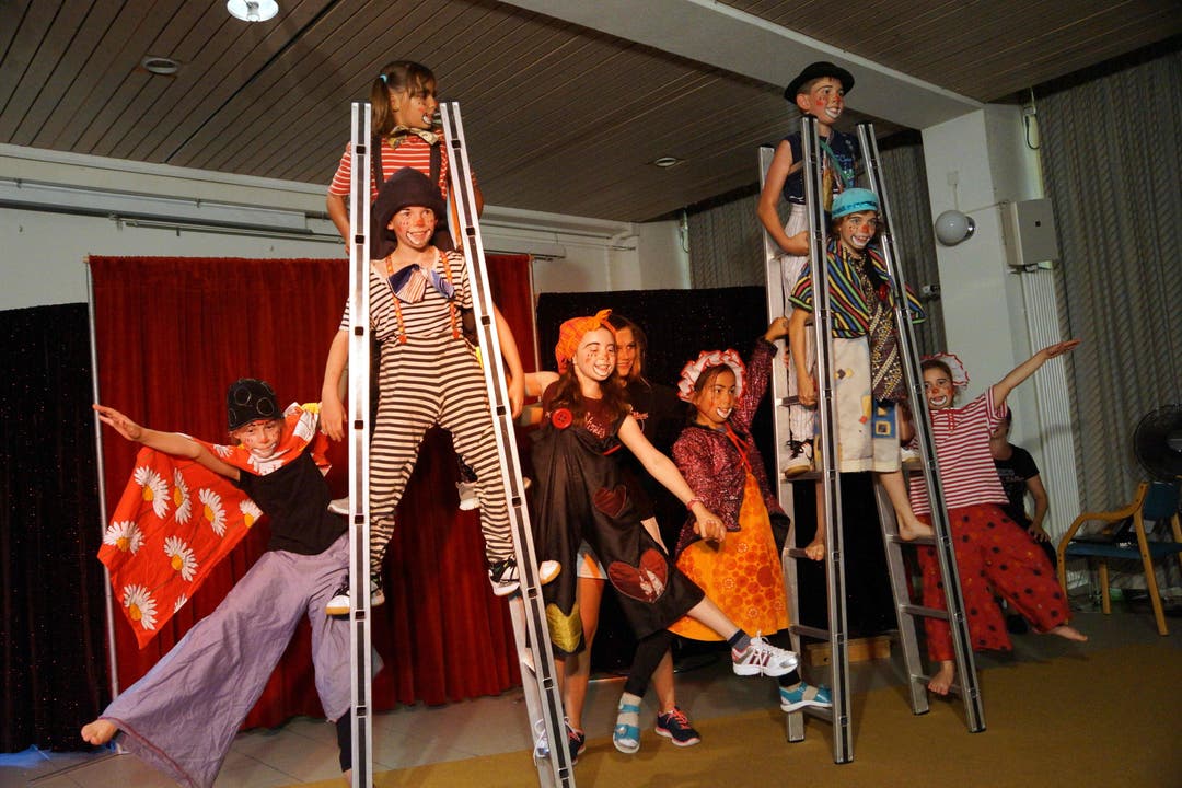 Zirkus mit Kids und Seniorinnen bringt Action ins Pflegezentrum