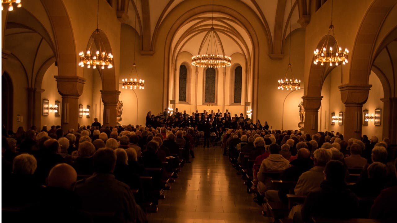 Der Singkreis belebt die alten Kirchengemäuer mit engelhaften Klängen.