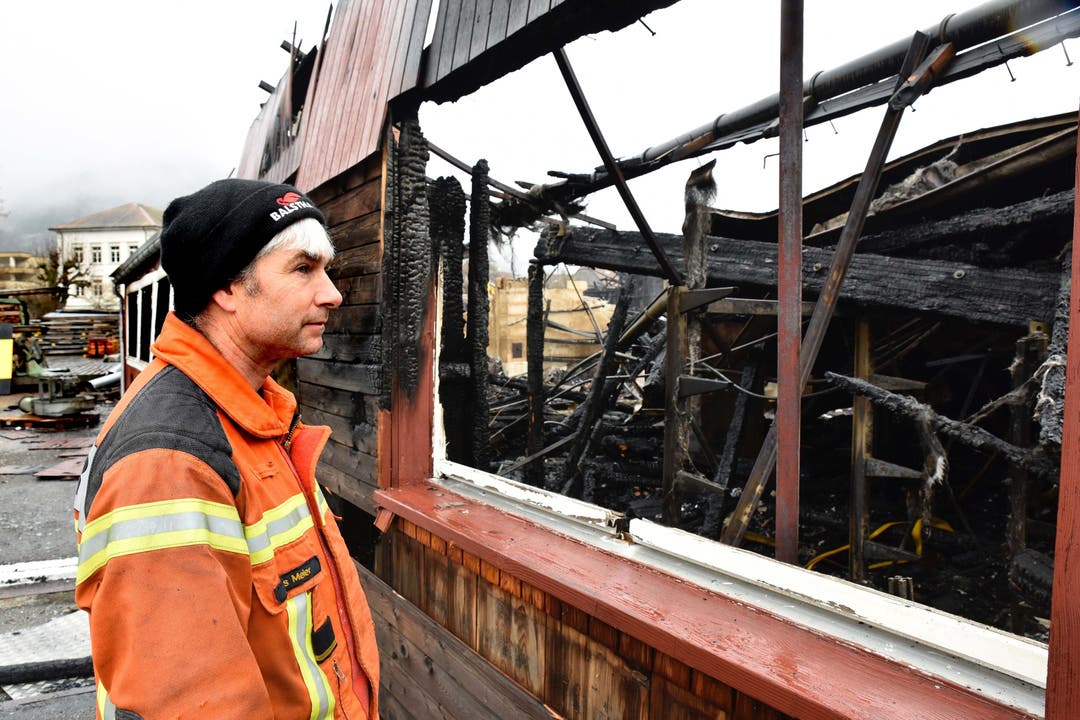 Urs Meier, Balsthaler Feuerwehrkommandant, blickt fassungslos auf die zerstörte Schreinerei.