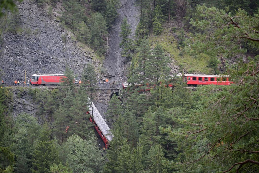 Die verunfallten Bahnwagen der Rhätischen Bahn bei Tiefencastel Der Zug war um 12.30 Uhr auf einen Erdrutsch aufgefahren, worauf drei Waggons entgleisten.