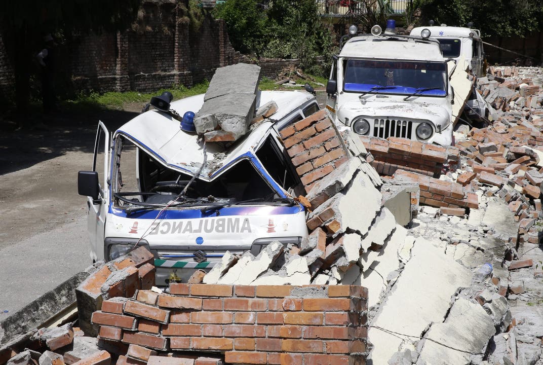 Diese Ambulanz vor dem Teaching Hospital in Kathmandu kann keine Einsätze mehr fahren