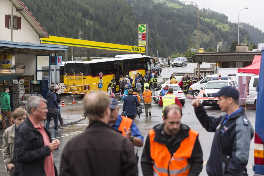 Reisende des Unglückzugs besteigen nach ihrer Bergung ein Postauto für den Weitertransport im Bahnhof in Tiefencastel