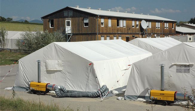 In solchen Zelten werden die Flüchtlinge bis spätestens November untergebracht. Sie sind alle mit einem Holzboden, Licht und Heizung ausgestattet.