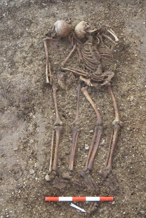 Skelettfunde in Welschenrohr: Der Mann links wurde als Erster auf dem Bauch in die Grube geworfen, der Mann rechts lag auf dem Rücken