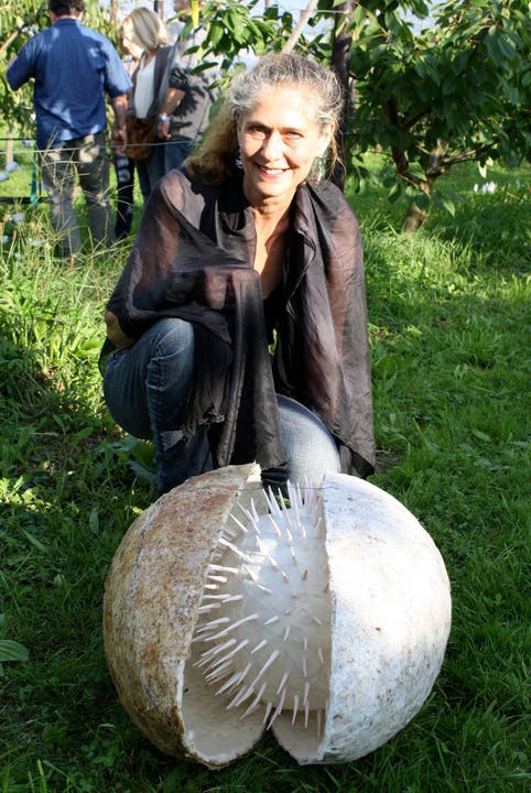 Sabine Nadler hat übergrosse Samenkapseln hergestellt