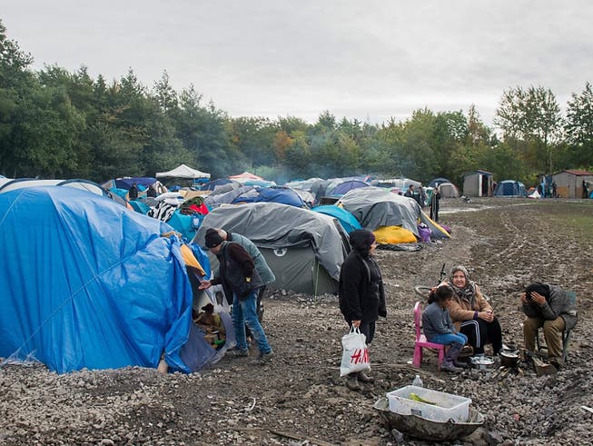 6000 Menschen sollen im "Dschungel" genannten Flüchtlingscamp in Calais leben. Jetzt fordert die Justiz von den Behörden, die Lage für die Flüchtlinge zu verbessern. (Archivbild)