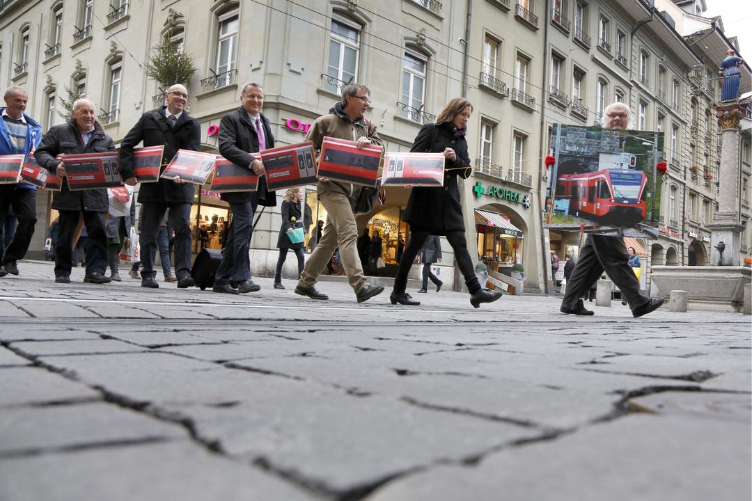Übergabe der VCS-Petition «Hände weg von der Solothurn-Mouthier-Bahn» Anfang Dezember in Bern.