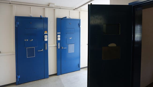 Hinter den schweren Stahltüren befinden sich die Einzel- und Doppelzellen des Untersuchungsgefängnisses Olten.