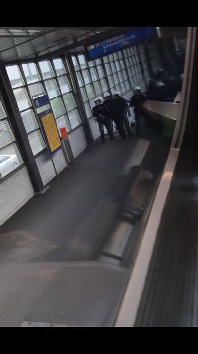 Leserbild aus einem Zug mit Zürcher Fans am Bahnhof Aarau
