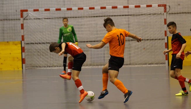 Für einmal in orangefarbenen Dresses spielend, gewannen Schlierens C-Junioren gegen Kosova mit 1:0.