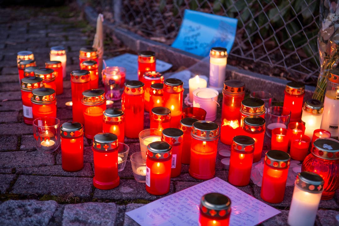 Kerzen, Herzen, Briefe: Auch zwei Wochen nach der Tat kann in Rupperswil niemand fassen, warum die vier Gemeindemitglieder sterben mussten.