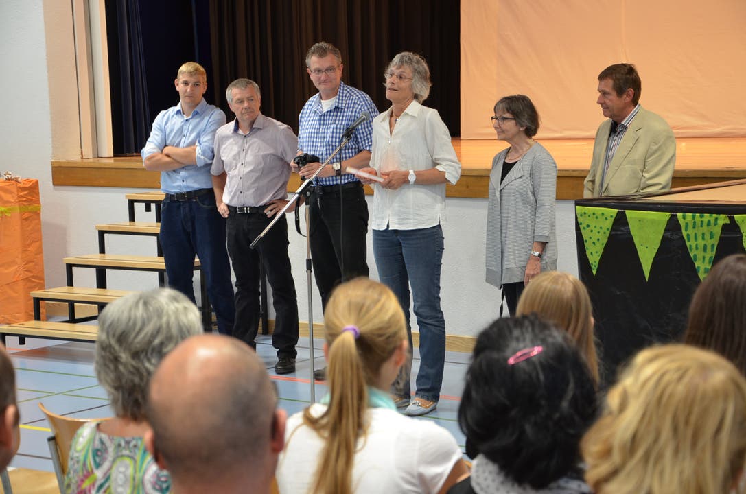 Gemeindeammann Marianne Möckli (Mitte) dankt dem Gemeinderat und dem Gemeindeschreiber