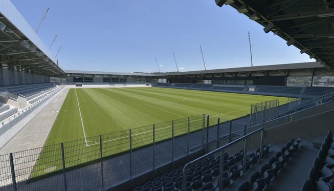 Das Fussballstadion mit Naturrasen bietet Platz für rund 5'000 Zuschauer und kann modular auf bis 10'000 Zuschauerplätze erweitert werden.