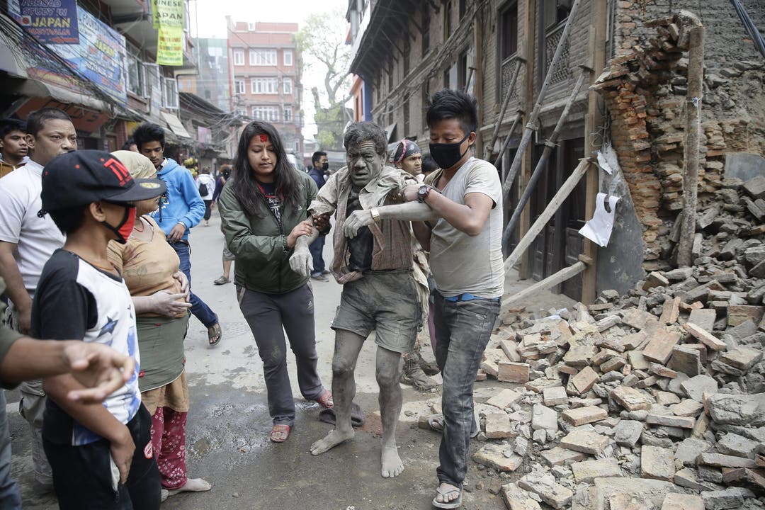In Kathmandu werden Verschüttete geborgen