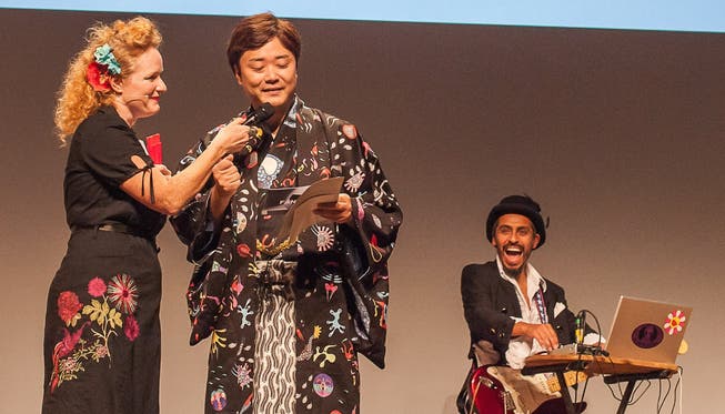 Fabienne Hadorn (l.) übergibt Mirai Mizue das Wort. Mit seinem Film «Wonder» wurde der Japaner in der Kategorie Best Visual ausgezeichnet.