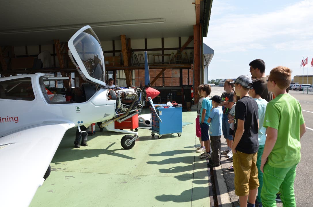 Mettraux führt die Kinder durch die Flugzeug-Werkstatt und die Hangars