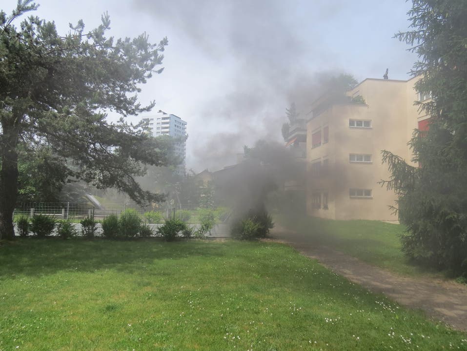 Starker Rauch steigt aus der Tiefgarage an der Albertstrasse in Neuenhof auf.