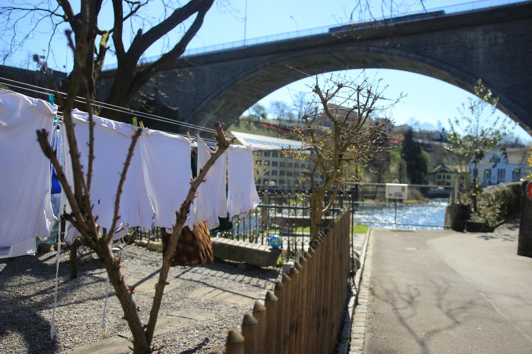 Am Limmatufer unter der Hochbrücke trocknet bereits die erste Wäsche in der Frühlingssonne.