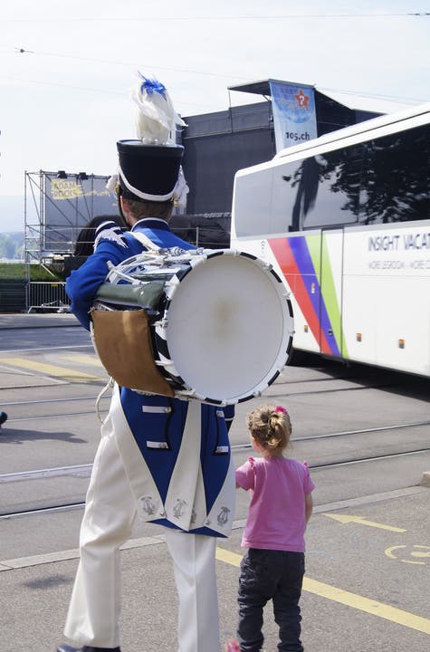Trommler der Stadtmusik mit Tochter an der Hand