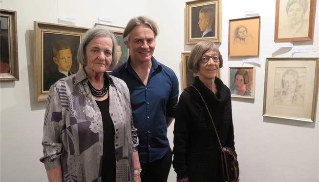 Ein Enkel von Arthur Wiss, Beat Wyss, umrahmt von zwei Macherinnen der Gedenkausstellung, Rosmarie Buser-Neef (links) und Ruth Grossenbacher-Schmid.
