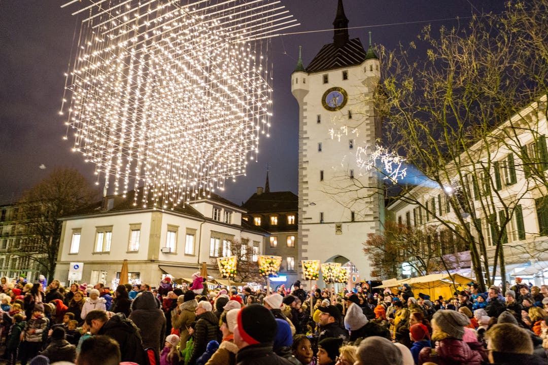 Hunderte Kinder wecken mit ihren Glöckchen auf dem Schlossbergplatz die Badener Weihnachtsbeleuchtung zum Leben.