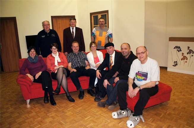 Die Darstellenden (es fehlen Madlen Rütti und Beatrice Schöni, Souffleuse); rechts aussen sitzen Daniel Schneeberger, Regisseur, und Martin Schacher, Präsident des Jodlerklubs Rosinlithal.